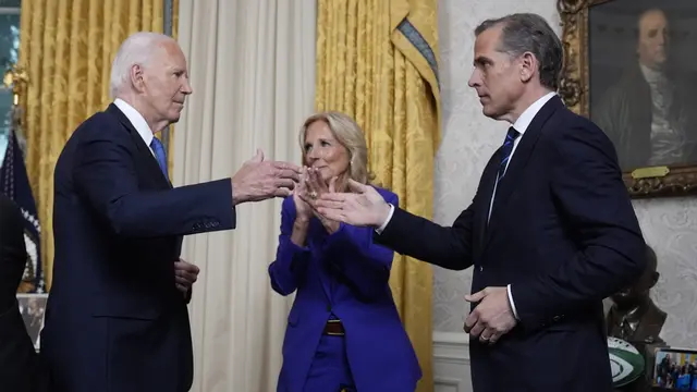 Keluarga Joe Biden Kelilingi Pidato Sang Presiden AS