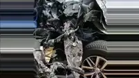 Sebuah mobil ringsek berubah tak berbentuk setelah mengalami kecelakaan. (instagram @mobilgue)