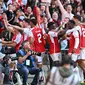 Para pemain Arsenal merayakannya bersama penggemar setelah pertandingan Community Shield&nbsp;melawan Manchester City di Stadion Wembley, London, Inggris, Minggu, 6 Agustus 2023. Arsenal&nbsp;juara setelah menang adu penalti 4-1 menyusul hasil imbang 1-1 dalam 90 menit. (Glyn KIRK / AFP)