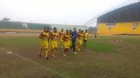 Sesi latihan persiapan Sriwijaya FC menghadapi Piala Jenderal Sudirman pada Selasa (3/11/2015) di Stadion Gelora Sriwijaya, Palembang, hanya diikuti 10 pemain saja.(Bola.com/Riskha Prasetya)