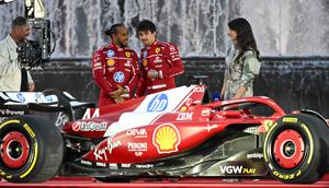 Duo Scuderia Ferrari: Lewis Hamilton dan Charles Leclerc jadi favorit juara F1 2025. (Piero CRUCIATTI / AFP)