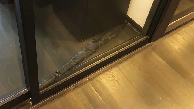 Payung menghalangi pintu perusahaan startup. (twitter @NeerajKA)