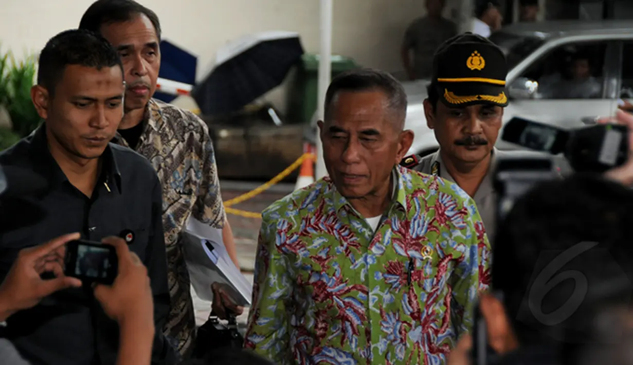 Menteri Pertahanan, Ryamizard Ryacudu mendatangi kantor Komisi Pemberantasan Korupsi (KPK), Jakarta, Rabu (22/01/15).  Kunjungan Menhan Ryamizard Ryacudu untuk melaporkan harta kekayaannya ke KPK. (Liputan6.com/Faisal R Syam)