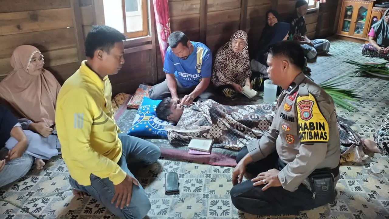 Bhabinkamtibmas personel Polres Indragiri Hilir takziah ke rumah bocah diterkam buaya.