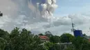 Gunung Api Taal memuntahkan abu dan asap saat erupsi di Tagaytay, Provinsi Cavite, Filipina, Minggu (12/1/2020). Otoritas Filipina mengeluarkan peringatan dan memaksa para pejabat menghentikan penerbangan di bandara utama di Manila sampai pemberitahuan lebih lanjut. (Lester Matienzo via AP)