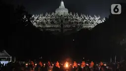 Biksu saat memimpin doa sebelum pelepasan lampion sebagai tanda puncak perayaan Tri Suci Waisak 2566 BE/2022 di Candi Borobudur, Magelang, Jawa Tegah, Senin (16/05/2022) malam. Sebanyak 2022 lampion diterbangkan oleh biksu, umat Buddha serta wisatawan sebagai simbol harapan dan perdamaian untuk dunia. (merdeka.com/Iqbal S.Nugroho)