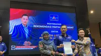 Partai Demokrat resmi memberikan surat rekomendasi pada Pasangan Khofifah Indar Parawansa dan Emil Dardak untuk maju Pilkada Jatim 2024. (Liputan6.com/Delvira Hutabarat).