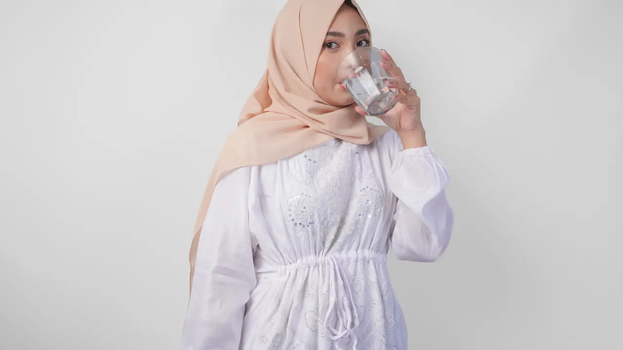 Ilustrasi minum air mineral.