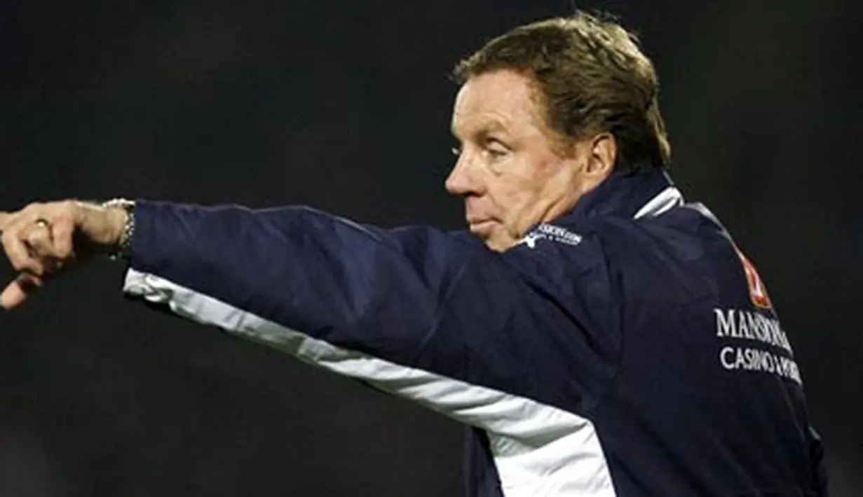 Harry Redknapp, Manager of Tottenham Hotspur gestures to players during the Carling Cup quarter Final football match against Watford at Vicarage Road in London, on December 3, 2008. AFP PHOTO/IAN KINGTON