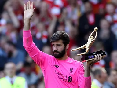 Kiper Liverpool, Alisson Becker menyapa para fans saat memegang penghargaan Golden Gloves usai pertandingan melawan Wolverhampton Wanderers pada lanjutan Liga Inggris di Anfield, Inggris (12/5/2019). Alisson mencatatkan 21 clean sheet di sepanjang musim ini. (Reuters/Carl Recine)