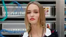 Lily-Rose Melody Depp tampil dengan busana simpel sebelum peragaan busana Spring/Summer koleksi Chanel 2017 pada Paris fashion Wekk, Prancis (4/10). Lily-Rose Melody tampil cantik dengan lipstik berwarna merah. (AFP Photo/François Guillot)