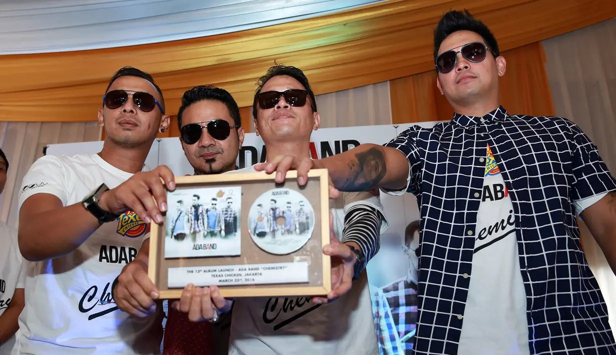 Grup yang digawangi Donnie (vokal), Adhy (drum), Dika (bass), dan Marshal (gitar) ini mempersembahkan 10 lagu bagi penggemar setia dan pecinta musik. (Deki Prayoga/Bintang.com)