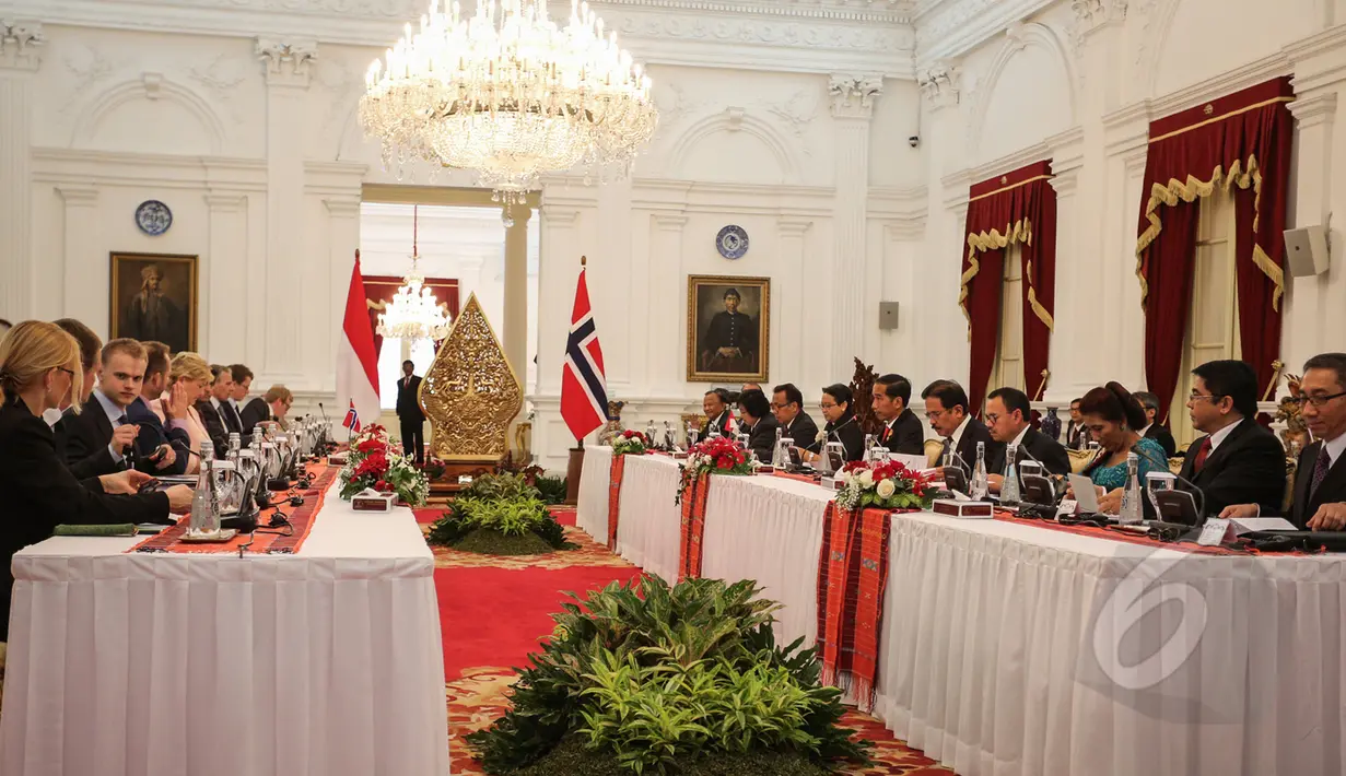 Presiden Joko Widodo bersama Perdana Menteri (PM) Norwegia, Erna Solberg saat melakukan pertemuan di Istana Negara, Jakarta, Selasa (14/4/215). Kunjungan PM Norwegia Erna Solberg dalam rangka mempererat hubungan bilateral. (Liputan6.com/Faizal Fanani)