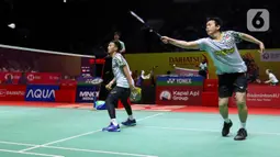 Mohammad Ahsan/Hendra Setiawan alias The Daddies resmi menutup kariernya di dunia badminton usai kalah dari Junaidi Arif/Roy King Yap asal Malaysia di Istora Gelora Bung Karno, Senayan, Jakarta, pada Kamis (23/1/2025) sore WIB. (Liputan6.com/Herman Zakharia)