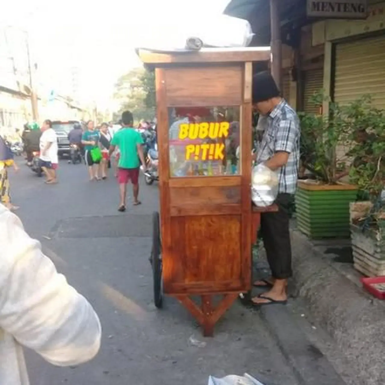 6 Tulisan di Gerobak Jualan Pakai Huruf dan Angka Ini Kocak, Alay
