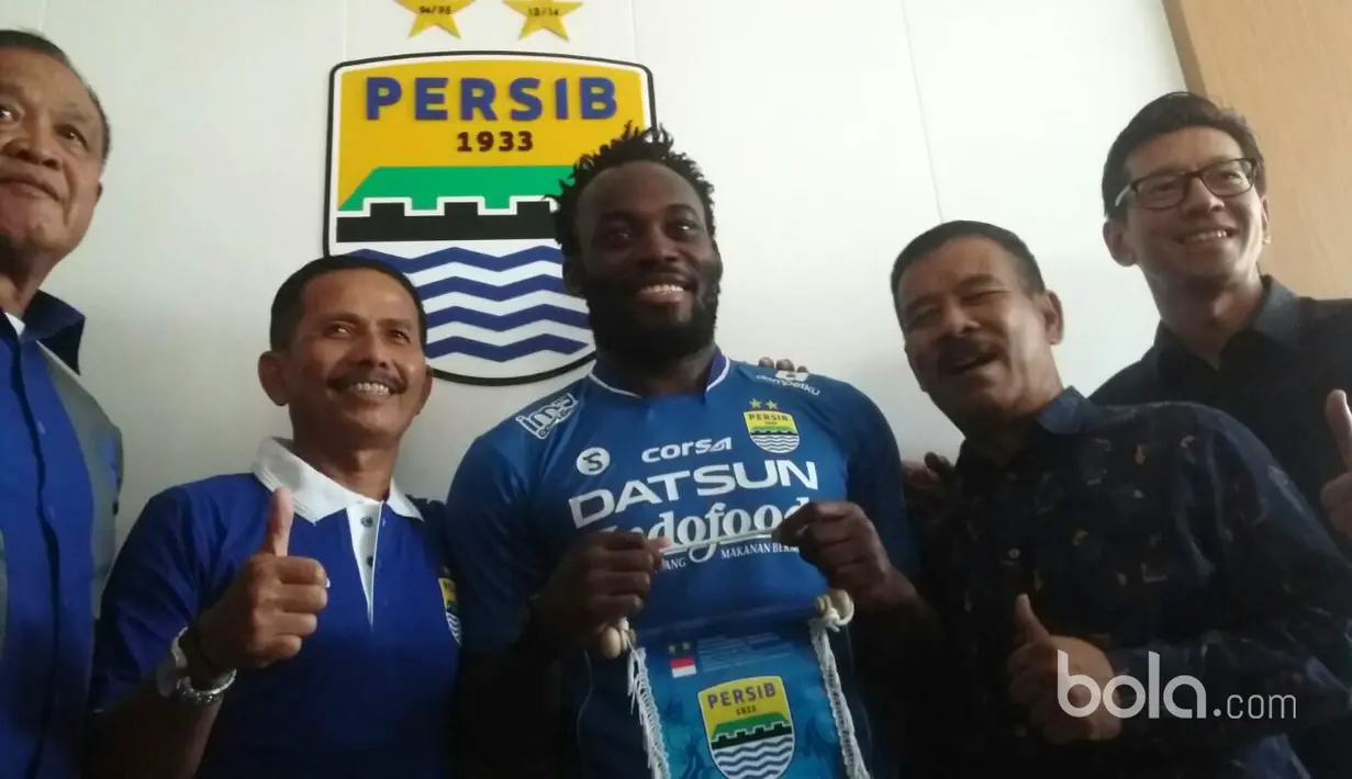 Michael Essien (tengah) saat berfoto bersama Manager, Pelatih dan Manajemen pada sesi perkenalan yang bertepatan dengan HUT Persib Bandung ke-84 di Bandung, Selasa (14/3/2017). (Bola.com/ Erwin Snaz)