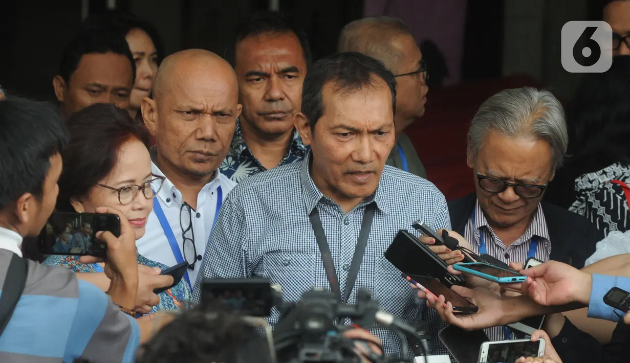 Wakil Ketua KPK Saut Situmorang memberikan keterangan usai menerima kedatangan sejumlah tokoh di Jakarta, Jumat (15/11/2019). Mereka datang membahas rencana mengajukan uji materi terhadap Undang-Undang No. 19 tahun 2019 tentang KPK ke Mahkamah Konstitusi (MK). (merdeka.com/Dwi Narwoko)