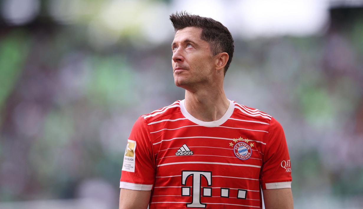 Robert Lewandowski telah resmi berpisah dengan Bayern Munchen usai memutuskan tidak akan memperpanjang kontraknya yang masih tersisa satu tahun di Allianz Arena. Ia sudah dikaitkan dengan kepindahan ke klub papan atas Eropa, salah satunya Barcelona. Klub yang bermarkas di Camp Nou tersebut menjadi tim terdepan yang menginginkan jasa pemain 33 tahun tersebut. (AFP/Ronny Hartmann)
