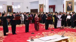 Lima pimpinan KPK periode 2019-2023 mengucapkan sumpah jabatan saat pelantikan di Istana Negara, Jakarta, Jumat (20/12/2019). Upacara pelantikan lima pimpinan KPK periode 2019-2023 dipimpin langsung Presiden Joko Widodo. (Foto: Biro Pers Setpres)