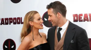 Pemeran utama film Deadpool, Ryan Reynolds bersama istrinya Blake Lively saat menghadiri pemutaran khusus "Deadpool 2" di AMC Loews Lincoln Square, New York (14/5). (Brent N. Clarke / Invision / AP)