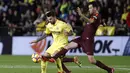 Gelandang Barcelona, Sergio Busquets, berusaha merebut bola dari gelandang Villarreal, Roberto Soriano, pada laga La Liga, di Stadion De La Cerramica, Minggu (10/12/2017). Barcelona menang 2-0 atas Villarreal. (AP/Alberto Saiz)