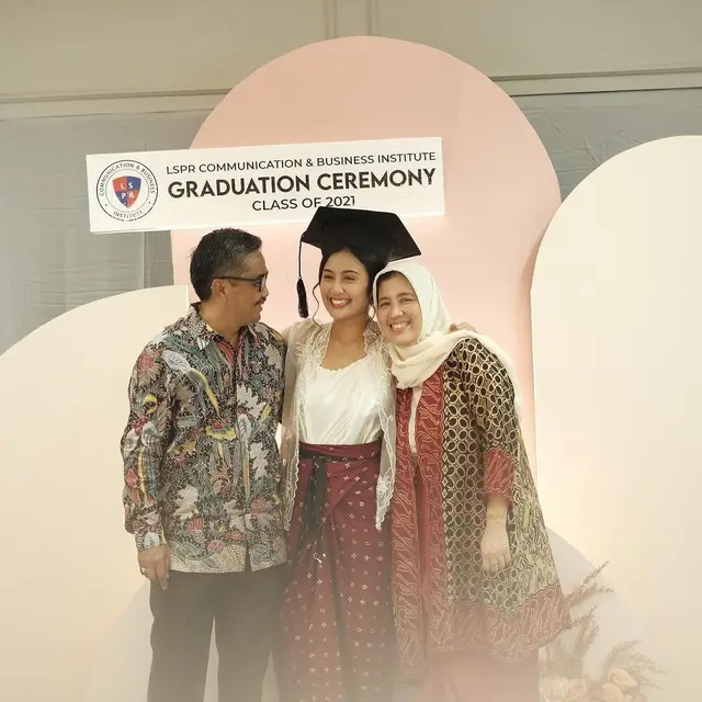 6 Potret Kelulusan Zulfa Maharani, Berhasil Selesaikan Studi Meski Sibuk Syuting