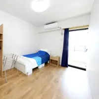 Para atlet tidur di atas kardus sekali pakai dengan kasur yang terbuat dari polietilen. Tempat tidur kardus dibuat agar tahan lama, tetapi juga nyaman, demikian menurut Takashi Kitajima, penyelenggara Tokyo 2020 yang bertanggung jawab atas kampung atlet.