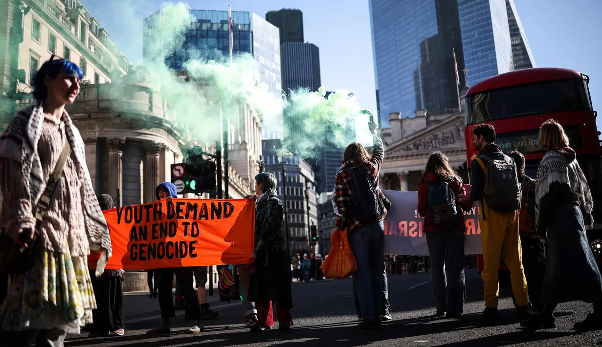 Sekelompok orang memegang spanduk bertuliskan "Youth Demand an End to Genocide" yang merujuk pada konflik di Gaza, di dekat stasiun metro Bank, pusat kota London, pada 7 April 2025. (HENRY NICHOLLS/AFP)