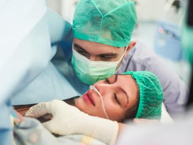 Sarah Keihl resmi menikah dengan Killian Potter pada Januari 2024. Pada Oktober 2024, sahabat Ranty Maria ini melahirkan anak pertamanya melalui proses caesar. Selama persalinan berlangsung, Killian Potter setia mendampingi dan memberikan kata-kata semangat untuk sang istri. Foto tersebut dijepret dengan apik oleh fotografer dari Bukaan Moment. (Liputan6.com/IG/@sarahkeihl)