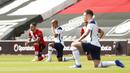 Pemain Southampton dan Tottenham Hotspur berlutut untuk mendukung pergerakan Black Lives Matter sebelum pertandingan Liga Premier Inggris di Stadion St. Mary, Southampton, Inggris, Minggu (20/9/2020). Tottenham menekuk Southampton 5-2, Son Heung-min menyumbang empat gol. (Andrew Boyers/Pool via AP)