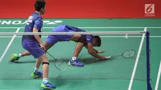 Ganda campuran Indonesia, Tontowi Ahmad/Liliyana Natsir saat gagal mengembalikan bola pasangan China, Zheng Siwei/Huang Yaqiong pada final Indonesia Masters 2018, Jakarta, Minggu (28/1). Owi/Butet kalah 21-14 dan 21-11. (Lipuatan6.com/Angga Yuniar)