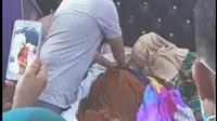 Jenazah warga dengan status PDP Corona covid-19 asal Kabupaten Kolaka, dicium kerabatnya sebelum dimakamkan.(Liputan6.com/Ahmad Akbar Fua)