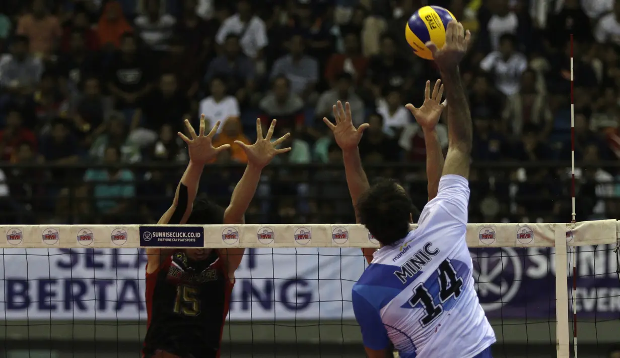 Pemain Jakarta Pertamina Energi, Aleksandar Minic, melakukan smes saat melawan Palembang Bank Sumselbabel dalam ajang Proliga 2019 di GOR Among Rogo, Yogyakarta, Minggu (24/12). JPE menang 3-1 atas PBS. (Bola.com/Yoppy Renato)