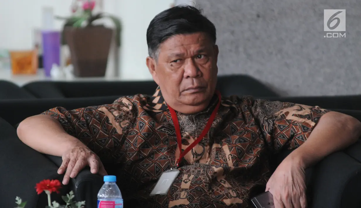 Ekspresi mantan Mantan Bupati Buton Laode Muhammad Sjafei Kahar saat menunggu untuk menjalani pemeriksaan di lobi gedung KPK, Jakarta, Rabu (17/7). Sjafei Kahar merupakan ayah Bupati Buton Selatan nonaktif Agus Feisal. (Merdeka.com/Dwi Narwoko)