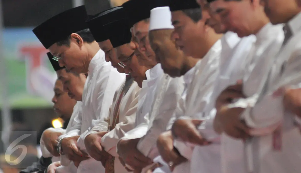 Sejumlah petinggi KMP Salat Magrib berjamaah saat acara buka puasa bersama di kawasan Menteng, Jakarta, Sabtu (4/7/2015). Dalam acara tersebut hadir sekitar 3500 anak yatim. (Liputan6.com/Herman Zakharia)