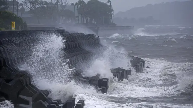 Ombak tinggi akibat Topan Shanshan di Prefektur Kagoshima, Jepang. (AP)