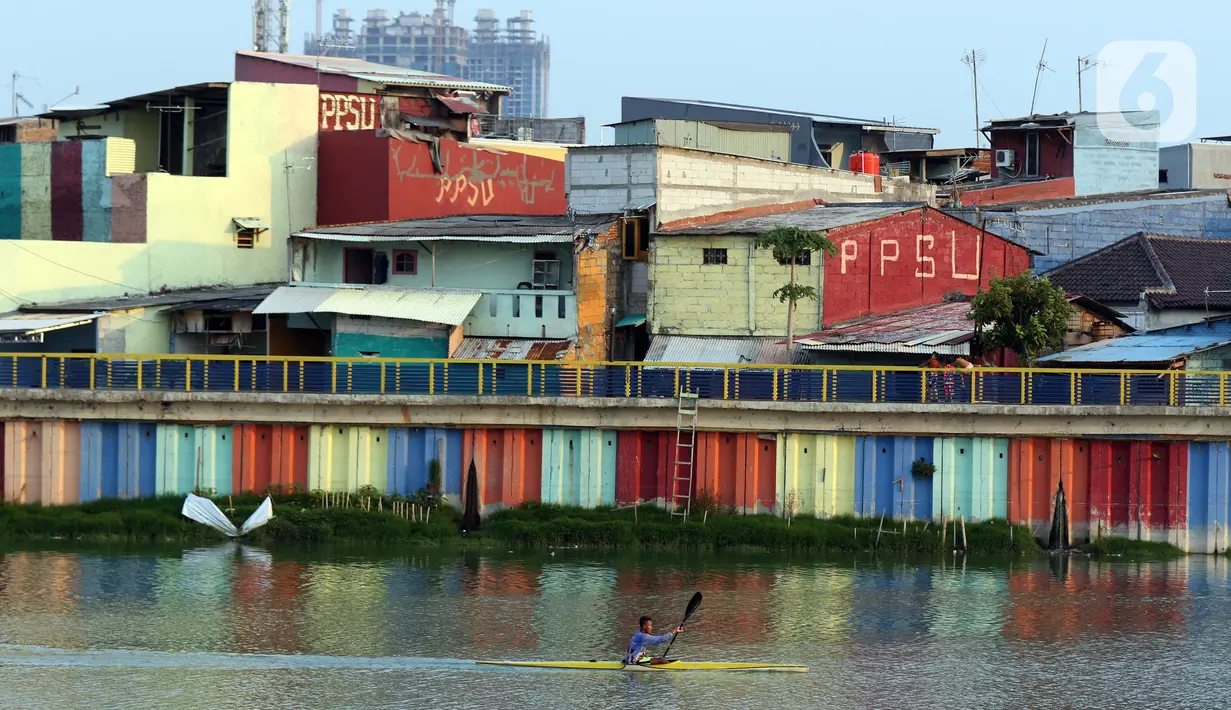Atlet dayung beraktivitas di kawasan Danau Sunter Barat, Jakarta, Kamis (17/9/2020). Menkeu Sri Mulyani Indrawati memproyeksikan pertumbuhan pada kuartal III berada dikisaran 0 persen hingga minus 2,1 persen sebagai imbas pelaksanaan kembali PSBB di DKI Jakarta. (Liputan6.com/Helmi Fithriansyah)