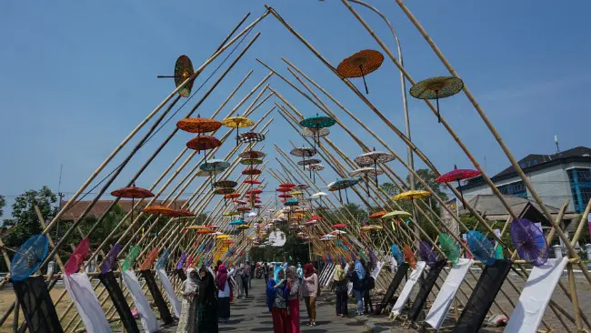 Festival Payung Indonesia kembali digelar di Solo Jumat-Minggu 15-17 September 2017. (Liputan6.com/Fajar Abrori)