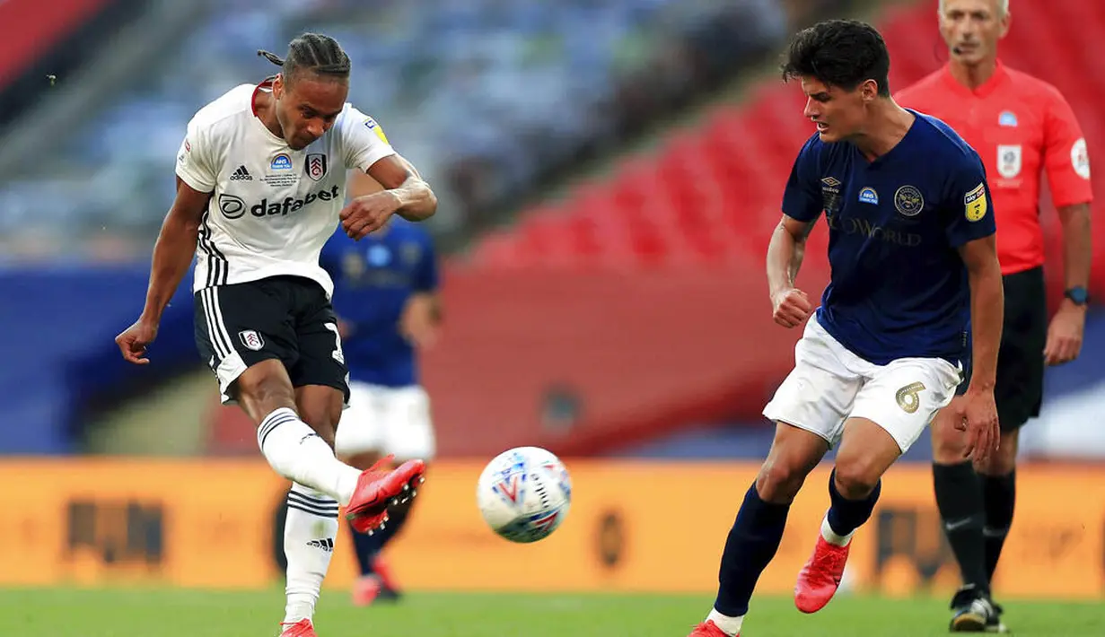 Pemain Fulham, Bobby Decordova-Reid, melepaskan tendangan saat melawan Brentford pada laga final play-off Divisi Championship di Stadion Wembley, Rabu (5/8/2020). Kemenangan tersebut membawa Fulham kembali ke Premier League. (Mike Egerton/PA via AP)