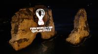 Batu karang 'Raouche' yang terkenal diproyeksikan dengan logo resmi Piala Dunia FIFA Qatar 2022 di Beirut, Lebanon pada Selasa (3/9/2019). Lambang itu juga diluncurkan secara serentak di 24 kota besar lainnya di seluruh dunia. (AP Photo/Hussein Malla)