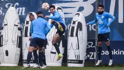 Pemain FC Porto Luis Diaz (kanan), Fabio Vieira dan rekan satu tim mereka ambil bagian dalam sesi latihan jelang menghadapi Atletico Madrid pada pertandingan Grup B Liga Champions di tempat latihan FC Porto Olival, Vila Nova de Gaia, Portugal, 6 Desember 2021. (MIGUEL RIOPA/AFP)