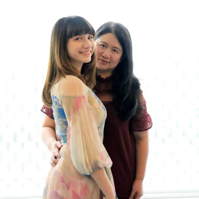 Jarang Tersorot, Ini 6 Potret Kebersamaan Cassandra Lee dan Ibunda