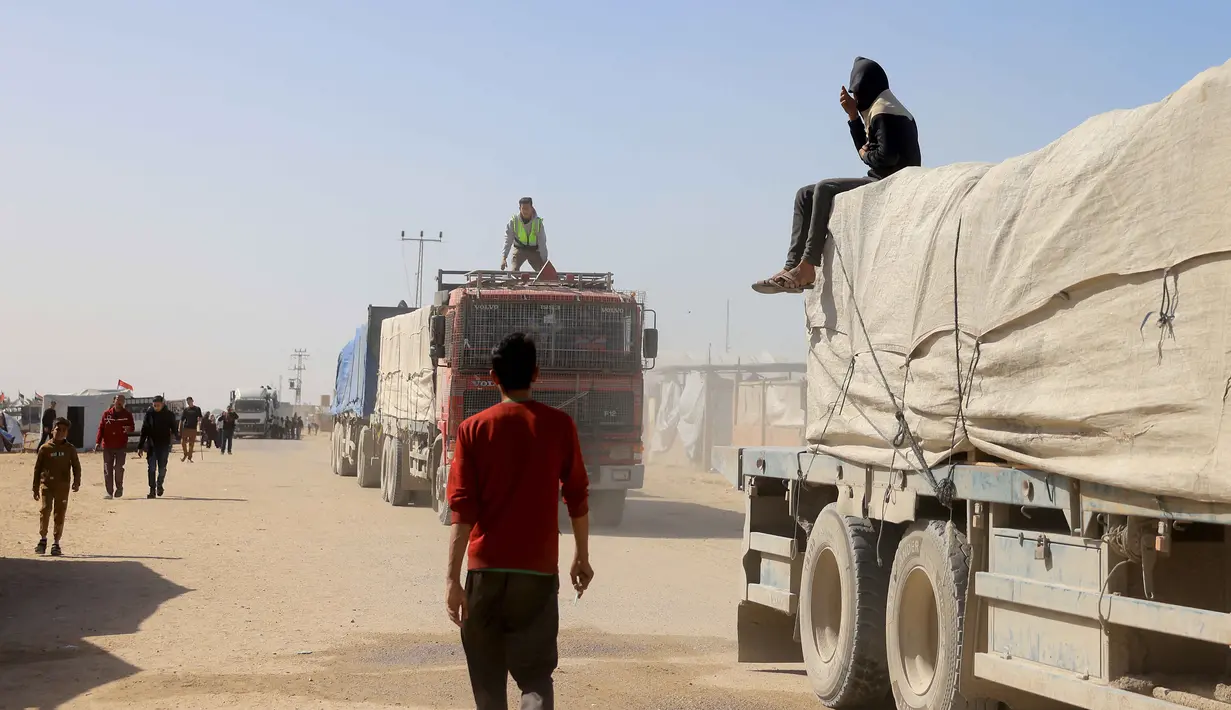 Meski Gaza memiliki empat jalur penyeberangan lainnya, jalur-jalur tersebut digunakan bersama oleh Israel, yang terus menerapkan pembatasan ketat terhadap pengiriman bantuan penting. Perbatasan Rafah ditutup sejak pasukan Israel menguasainya pada Mei 2024. Tampak dalam foto, truk-truk yang membawa bantuan kemanusiaan tiba di Khan Yunis di Jalur Gaza selatan, setelah melewati penyeberangan perbatasan Rafah dari Mesir, pada 1 Februari 2026. (Bashar Taleb/AFP)