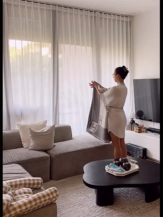 Setelah membuat sarapan hingga mencuci perlengkapan di dapur, lanjut membereskan ruang keluarga. 
 [Instagram/jenniferbachdim]