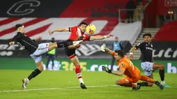 Pemain Southampton Che Adams (kedua kiri) melewatkan kesempatan saat penjaga gawang Aston Villa Emiliano Martinez dan Matty Cash berusaha menghentikan tembakannya pada pertandingan Liga Inggris di Stadion St. Mary, Southampton, Inggris, Sabtu (30/1/2021). Aston Villa menang 1-0. (Michael Steele/Pool