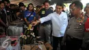 MenPAN RB Yuddy Chrisnandi didampingi Kapolda Metro Jaya Tito Karnavian melihat barang bukti usai rilis hasil cipta kondisi akhir tahun di Polda Metro Jaya, Jakarta (30/12). (Liputan6.com/Gempur M Surya)