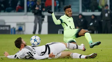 Bek Juventus, Andrea Barzagli (kiri) berebut bola dengan gelandang Manchester City pada laga Grup D Liga Champions di Juventus Stadium, Turin, Italia, Kamis (26/11).  Juventus menang atas City dengan skor 1-0. (Reuters/Andrew Couldridge)