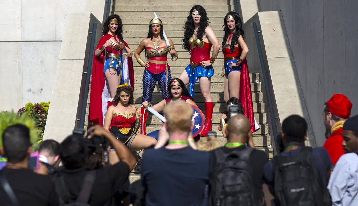 Sekelompok wanita berkostum Wonder Woman saat berpose untuk fotografer pada hari kedua New York Comic Con di Manhattan, New York, Jumat (9/10/2015). (REUTERS/Andrew Kelly)