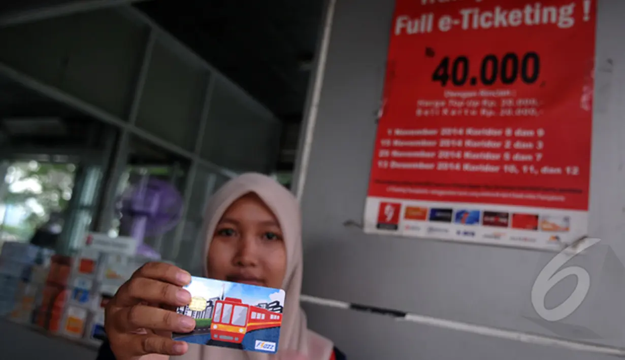 Seorang pengguna bus Transjakarta memperlihatkan kartu e-ticketing, Jakarta, Sabtu (21/2/2015). PT Transportasi Jakarta (Transjakarta) menyatakan seluruh 12 koridor Transjakarta resmi menggunakan e-ticketing. (Liputan6.com/JohanTallo)