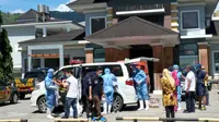 Petugas mengenakan APD untuk mengevakuasi WNA Jerman yang bunuh diri di karam hotel di Gorontalo. (Foto: Liputan6.com/Andri Arnold)